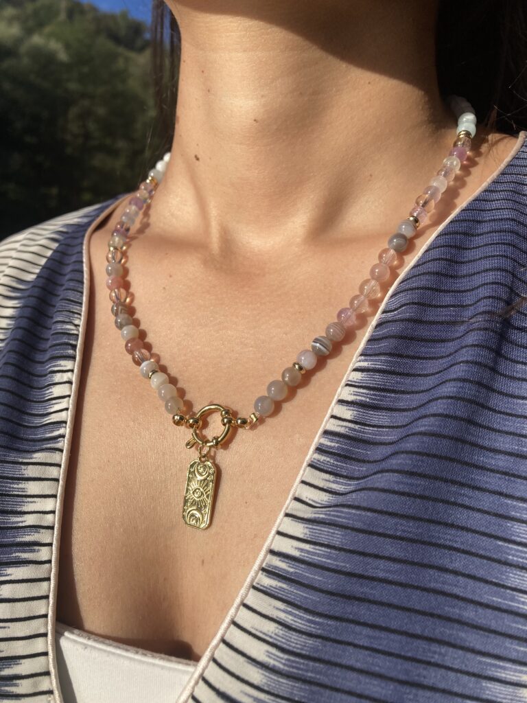 collier talisman en pierre court