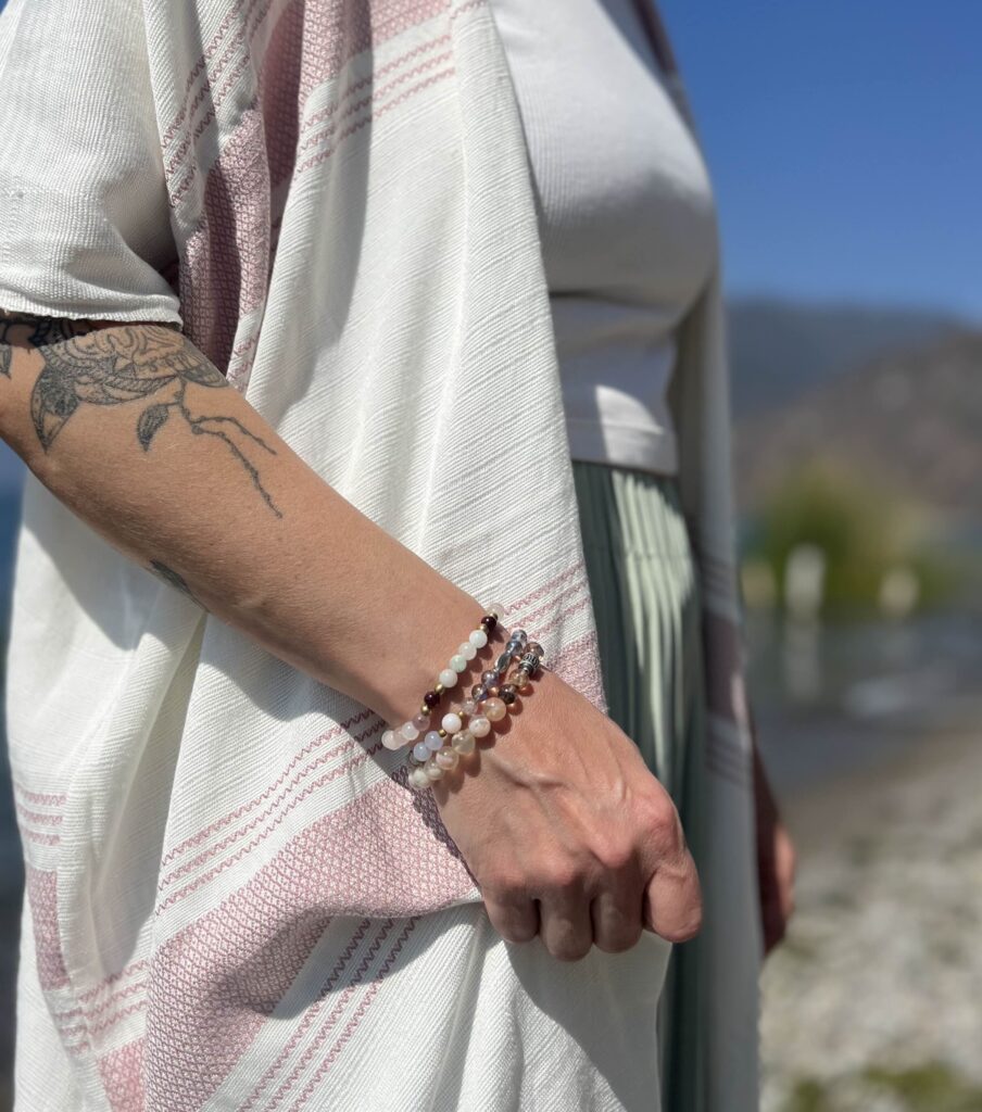 synergie de bracelets en pierres comme bijoux talismans